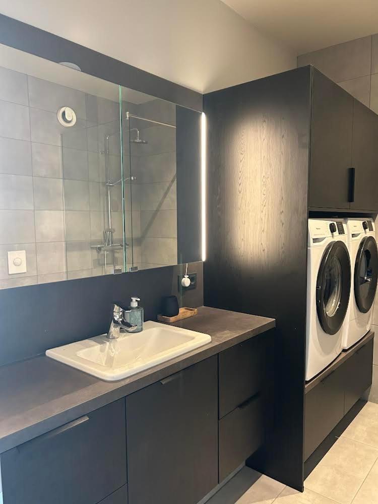 Nice & Cozy Two Bedroom Apartment With A Balcony 阿克雷里 外观 照片