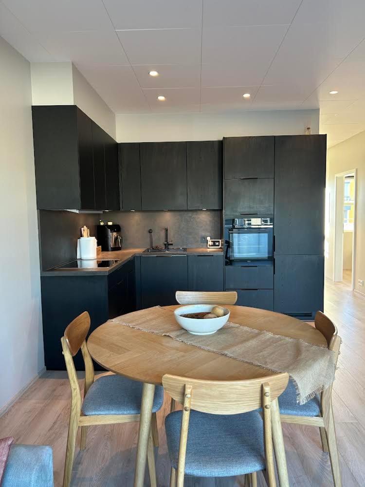 Nice & Cozy Two Bedroom Apartment With A Balcony 阿克雷里 外观 照片