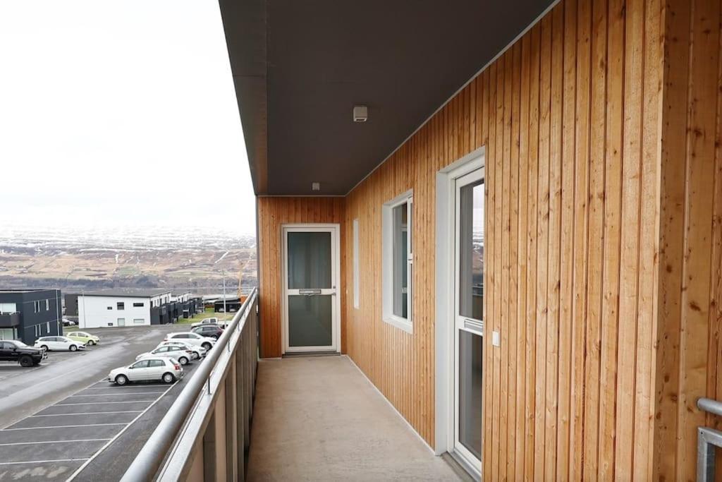 Nice & Cozy Two Bedroom Apartment With A Balcony 阿克雷里 外观 照片