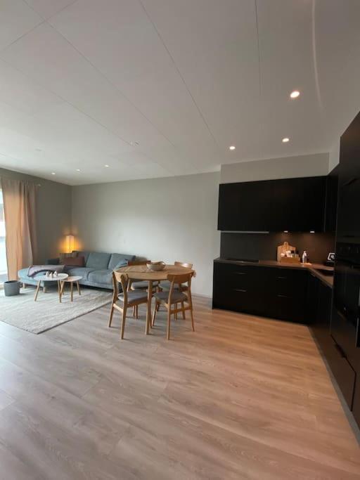 Nice & Cozy Two Bedroom Apartment With A Balcony 阿克雷里 外观 照片