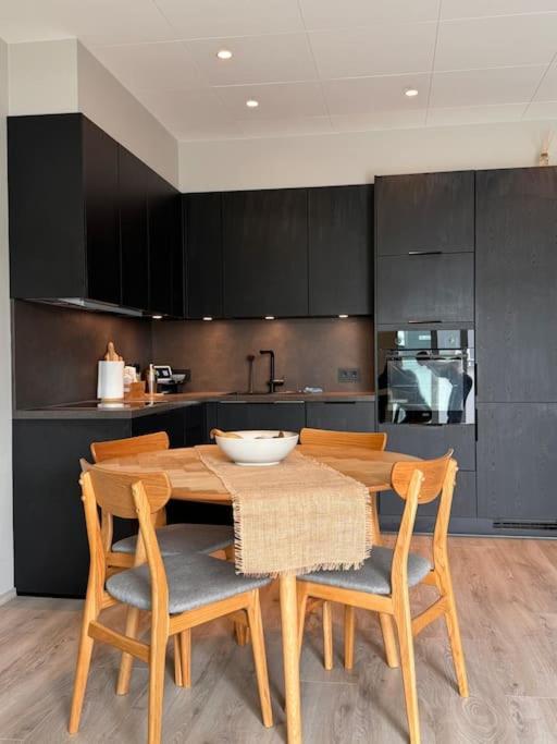 Nice & Cozy Two Bedroom Apartment With A Balcony 阿克雷里 外观 照片