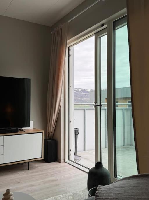 Nice & Cozy Two Bedroom Apartment With A Balcony 阿克雷里 外观 照片